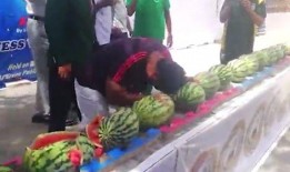 摆摊男网红吃瓜视频大全,趣味视频全集来袭